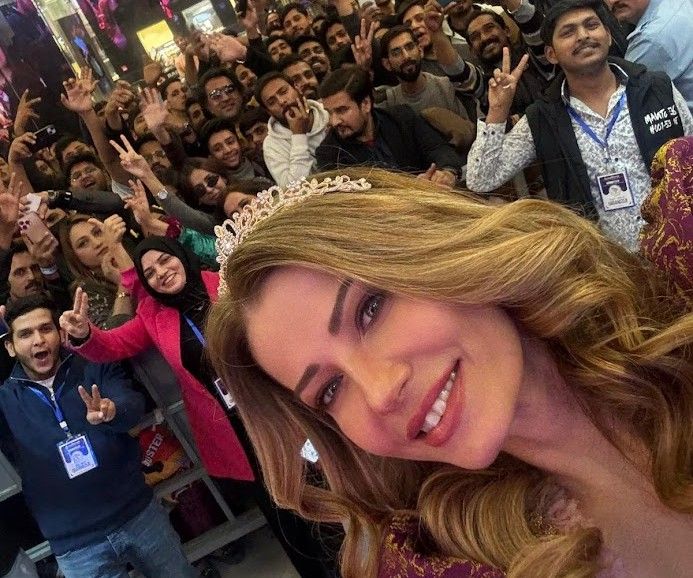 Pakistan'da Sera Tokdemir izdihamı!