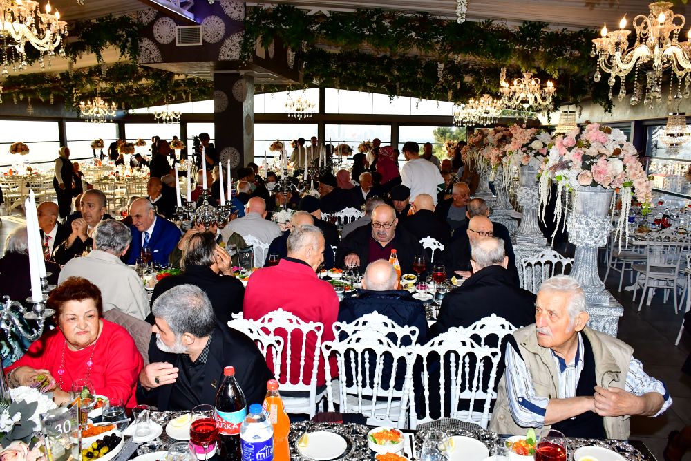 Tuğba Özay Iftar Toplu 3