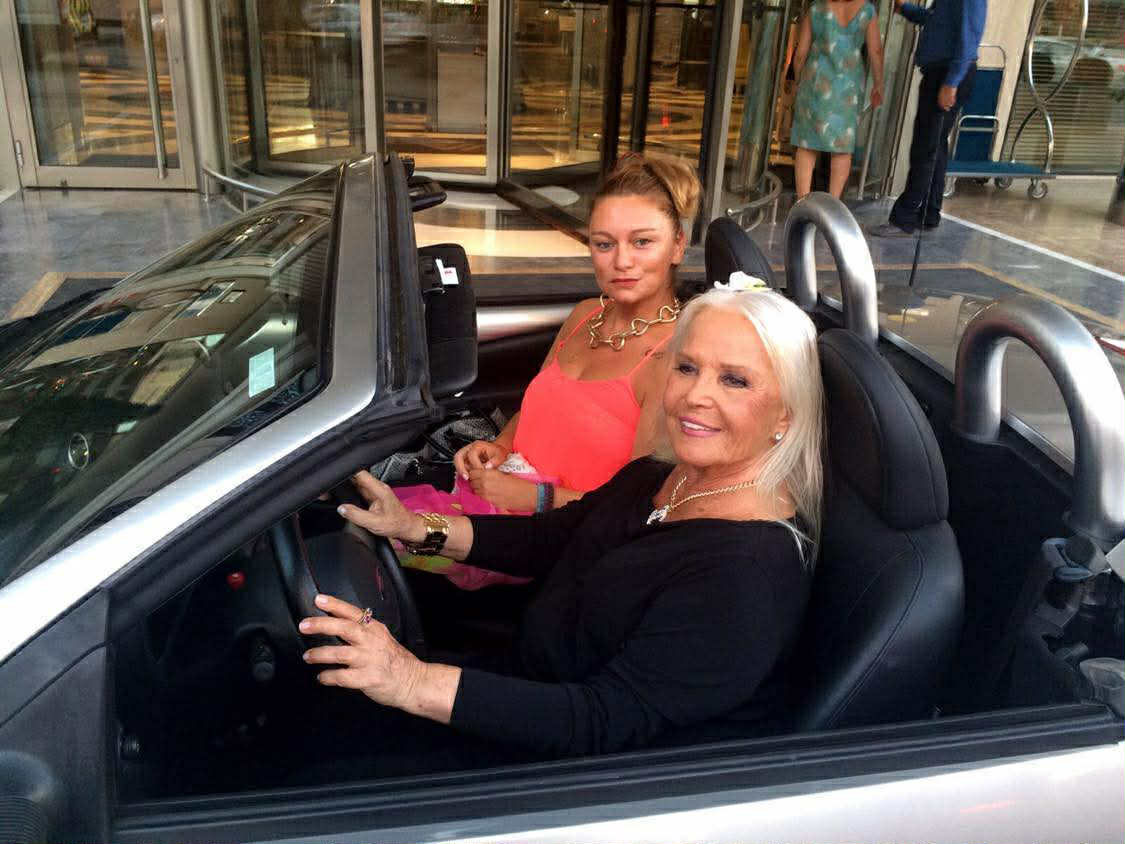 Gönül Yazar Arabada