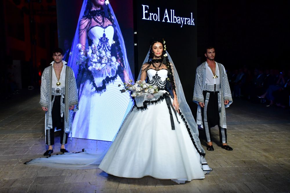 Moda Özge Ulusoy Defile Geli̇n2