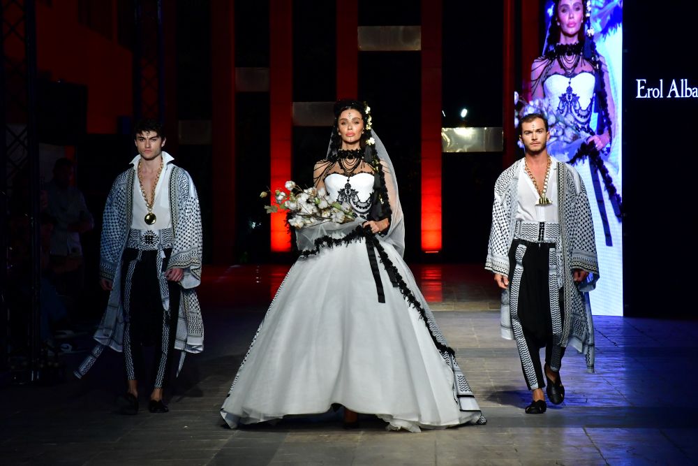 Özge Ulusoy Defi̇le Geli̇nli̇k1