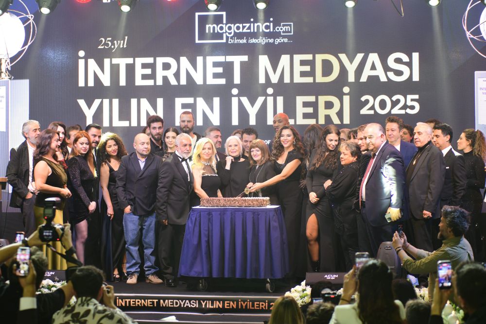 Medya Magazinci 25. Yıl Kutlama Pastasını Sahnede Hep Birlikte Kestiler.(2)