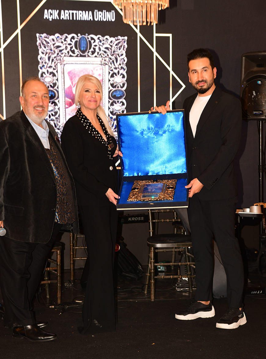 Uğur Batur Menekşe Kankavi Av. Kasım Aksoy Müzayededen Atatürk Tablosunu Dernek Yararına Satın Aldı