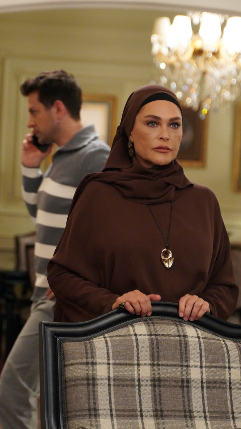 Hulya Avsar Img 1024