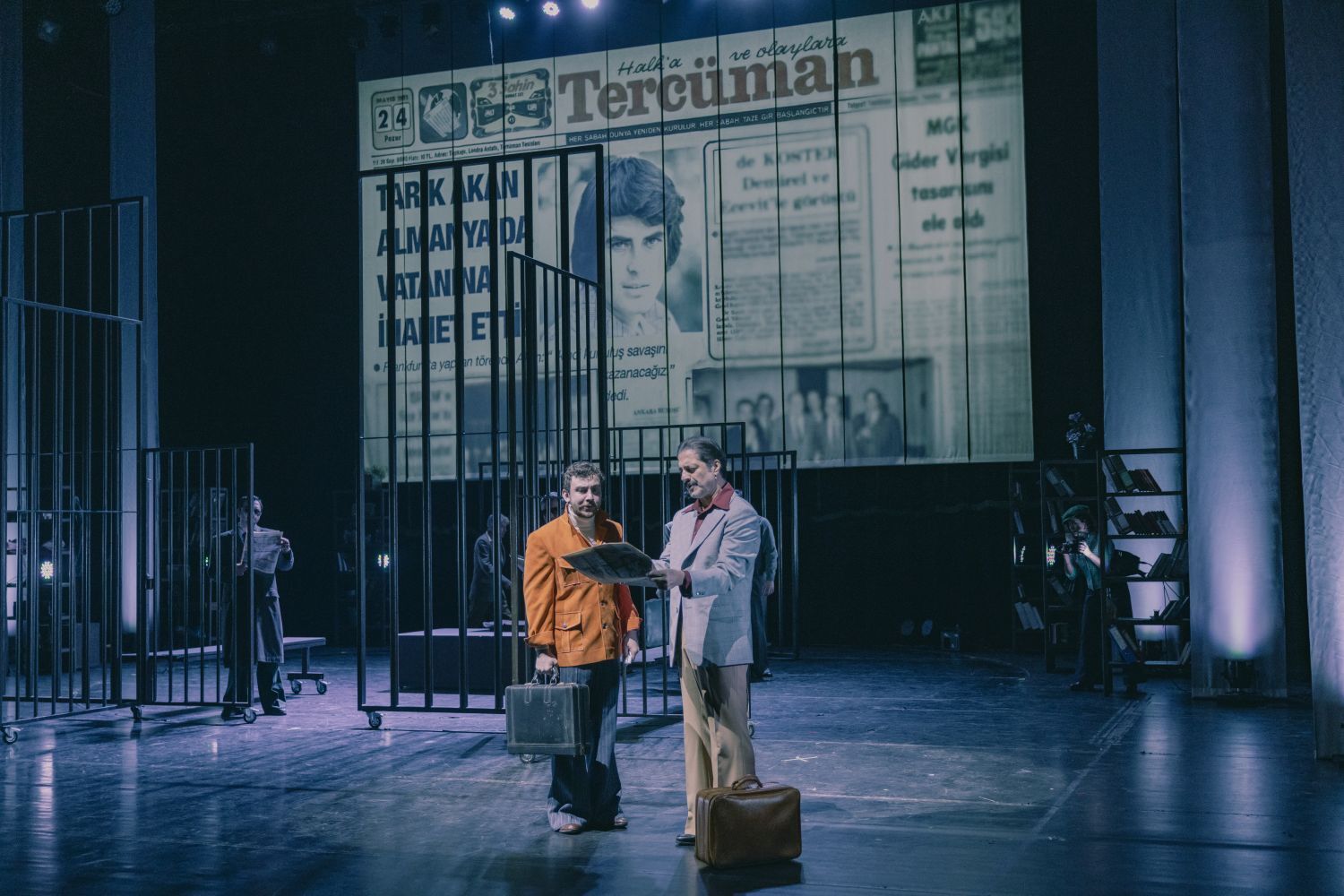 Tarık Akan Anne Kafamda Bit Var Emrl2628