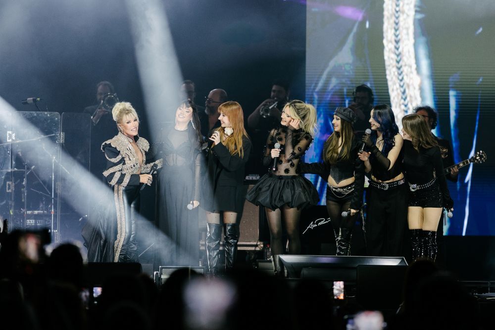 Ajda Pekkan Mani̇fest Grubu