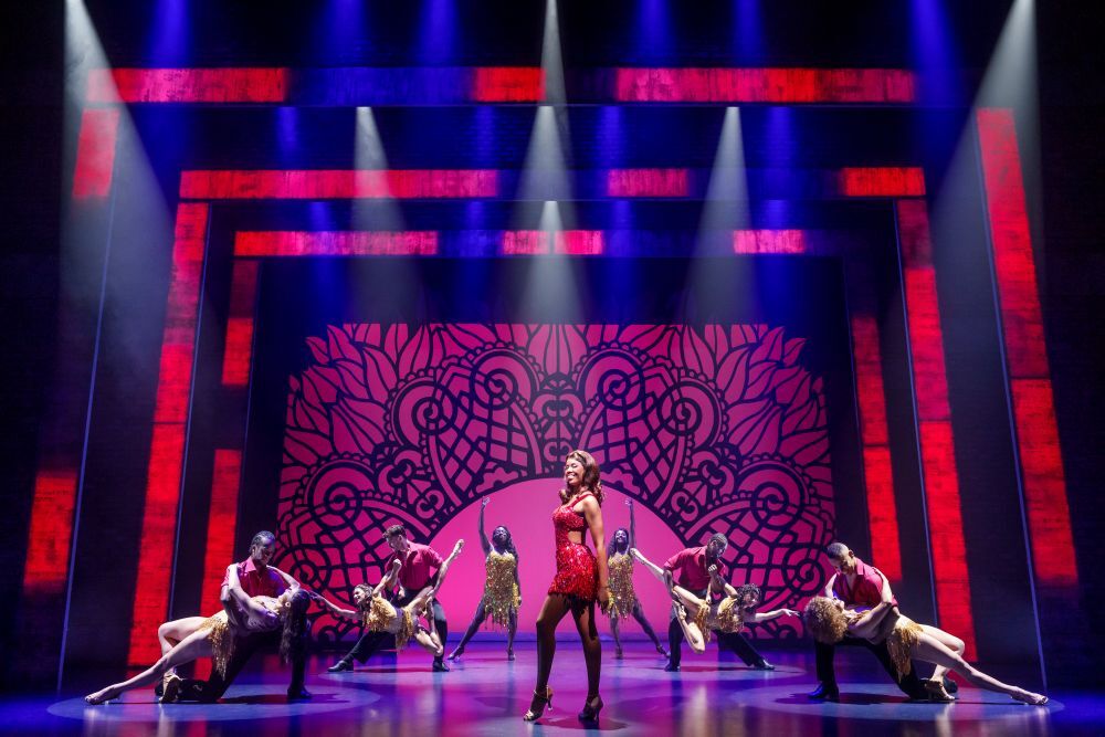 The Bodyguard Müzikial. Sidonie Smith (Rachel Marron) And Company. Photo Paul Coltas (2) (1)